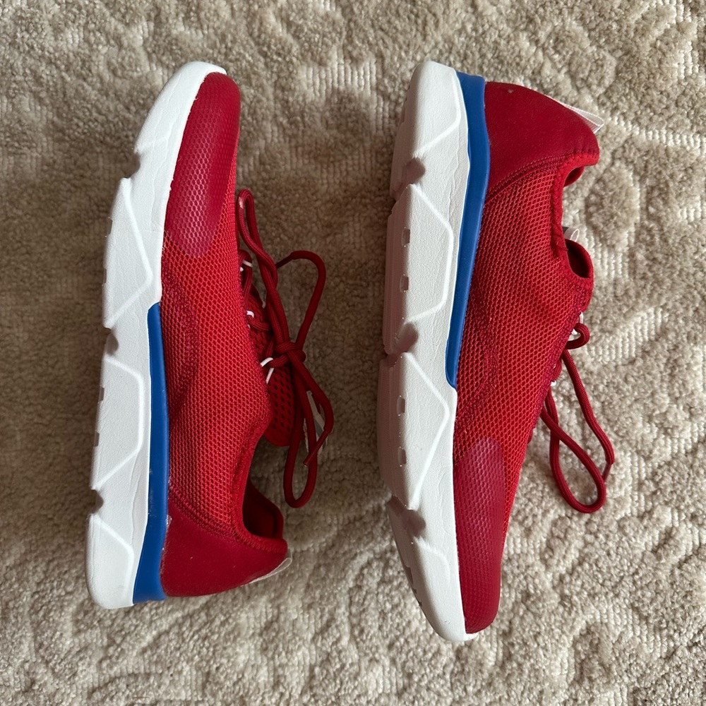 Red sneakers - Picture 4 of 6